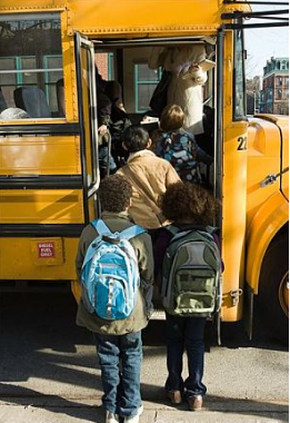 僑外出國：學生生命高于一切，看看海外校車到底有多安全！