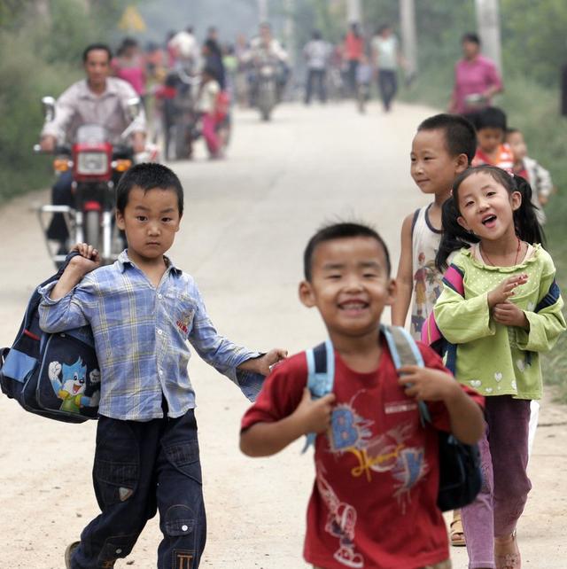 從踏雪溜冰到校車接送，影像記錄農(nóng)村小孩兒40年間的上學(xué)路！