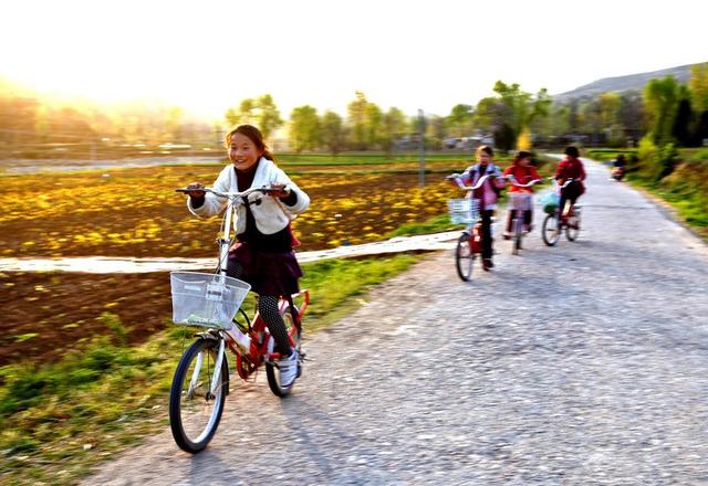 從踏雪溜冰到校車接送，影像記錄農(nóng)村小孩兒40年間的上學(xué)路！