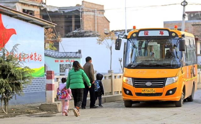 從踏雪溜冰到校車接送，影像記錄農(nóng)村小孩兒40年間的上學(xué)路！