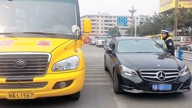 交警提醒：對著校車鳴喇叭打閃光燈，記6分罰200元！