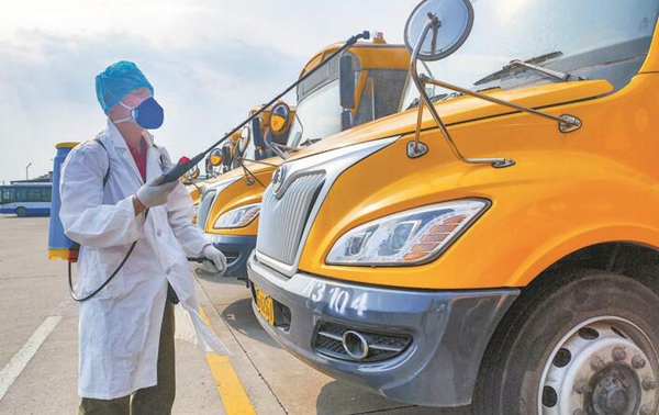 市公交集團營運校車進行全面消殺,備開學 市公交集團營運校車進行全面消殺,備開學