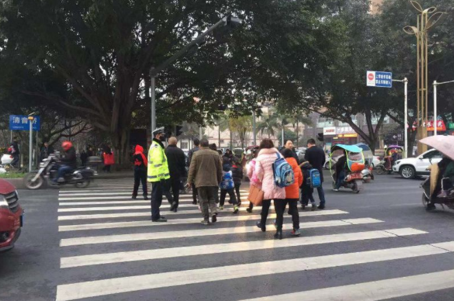 復課在即，樂山交警五項舉措為莘莘學子撐起“平安傘”！
