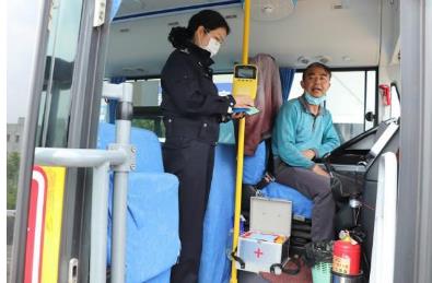 恩陽交警主動(dòng)“登門”給校車“體檢”