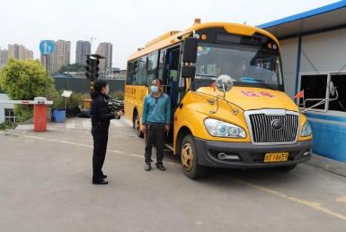 恩陽交警主動(dòng)“登門”給校車“體檢”