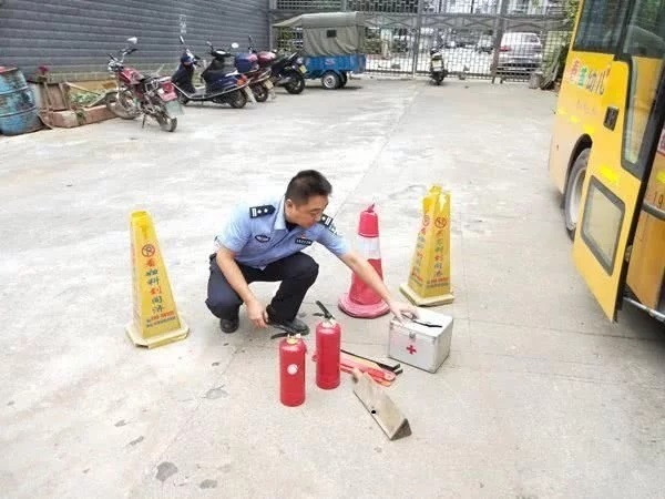 湖南省花垣交警深入轄區幼兒園，積極開展校車安全檢查