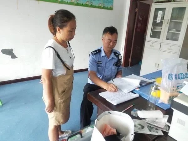 湖南省花垣交警深入轄區幼兒園，積極開展校車安全檢查