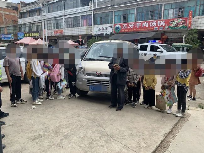 面包車變身超員“黑校車” ，7座硬塞17個娃