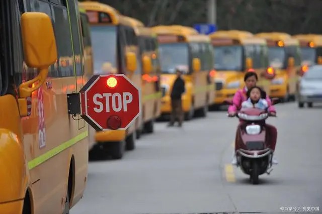開車避讓校車要遵循兩條道原則，不遵守會罰款扣分，千萬要注意