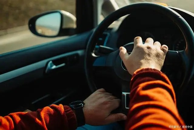 開車避讓校車要遵循兩條道原則，不遵守會罰款扣分，千萬要注意