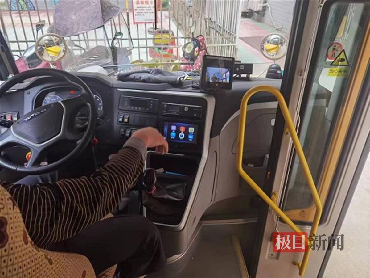 校車超員63%被“監控”鎖定，交警一查發現更大問題