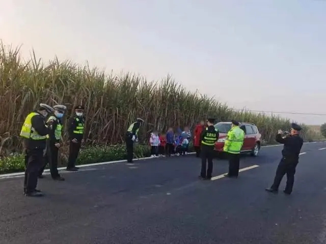 收了“接送費”，卻如此接孩子？！家長們，你們真的能放心嗎？