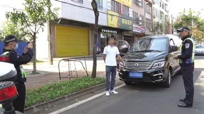 商務(wù)車充當(dāng)校車 準(zhǔn)載7人竟塞16名學(xué)生