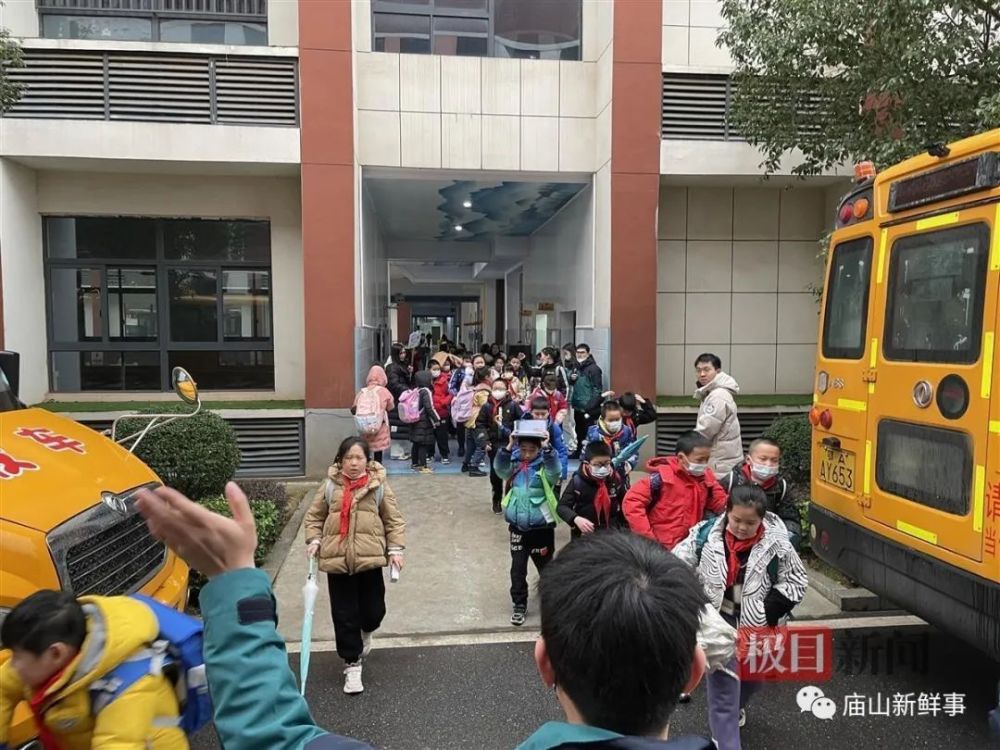 大鼻子校車開進廟山，一所小學就有1400人報名