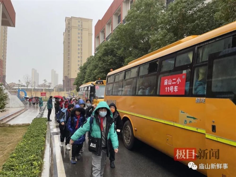大鼻子校車開進廟山，一所小學就有1400人報名