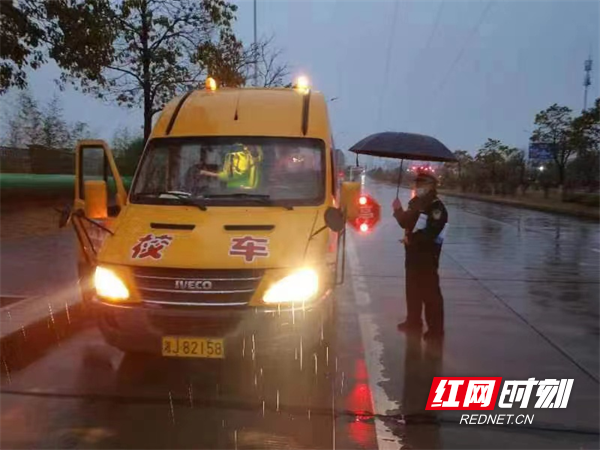 津市：交警冒雨檢查校車 為學(xué)生出行筑牢安全防線