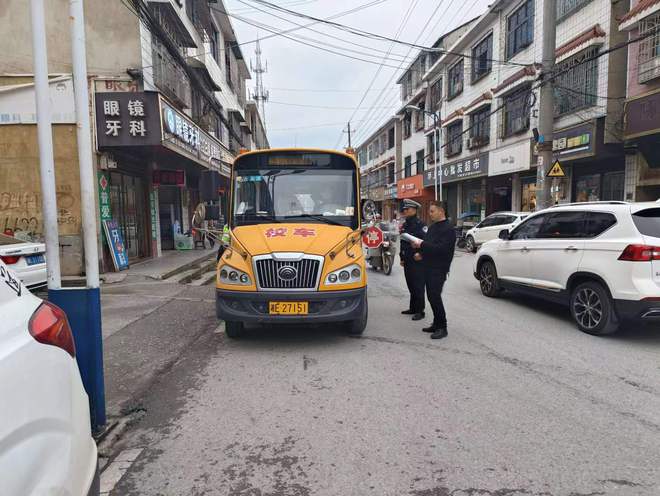 筑牢校車安全防線，確保校車安全運行 ——新邵坪上鎮聯合執法校車安全檢查