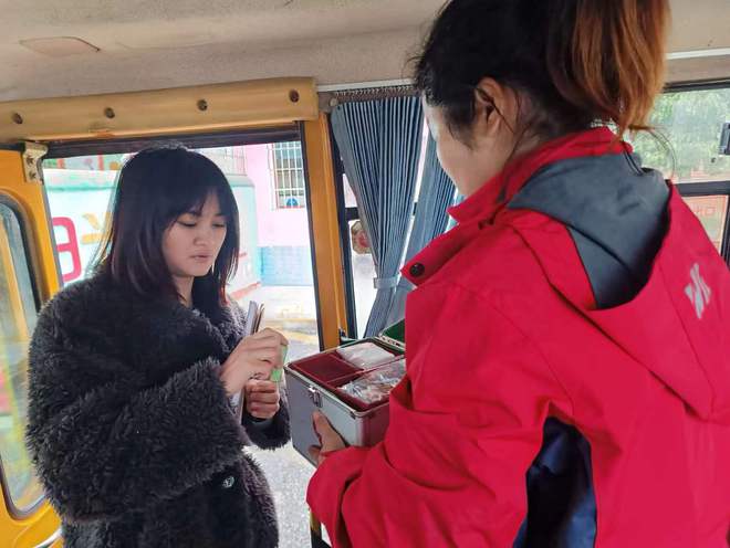 筑牢校車安全防線，確保校車安全運行 ——新邵坪上鎮聯合執法校車安全檢查