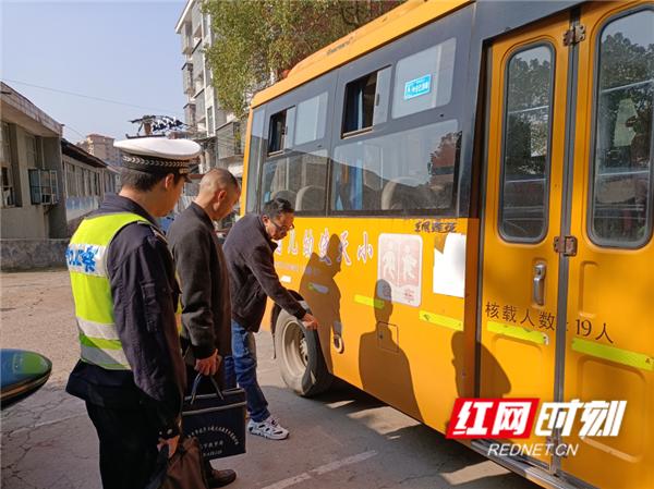 洪江市開展校車安全專項(xiàng)督查/ 洪江市開展校車安全專項(xiàng)督查
