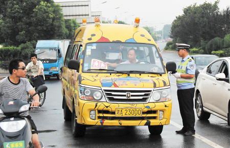 昨晨7時，天心區交警大隊在大托鋪開展校車專項整治突擊行動。 黃文韜 小劉軍 攝影報道