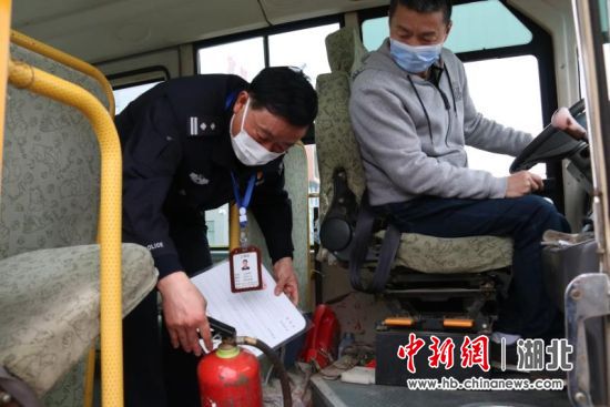 宜都交警為校車檢驗開辟“綠色通道”