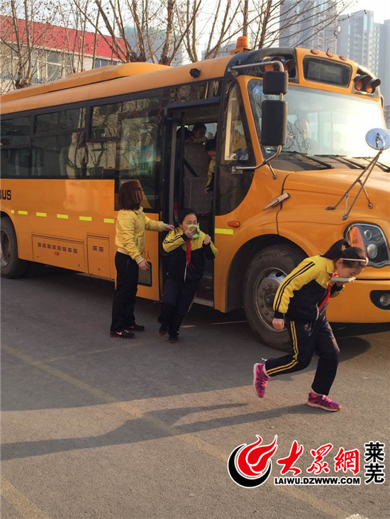 山東萊蕪第二實(shí)驗(yàn)小學(xué)舉行校車安全應(yīng)急逃生演練