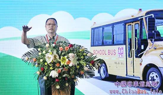 校車安全不是靠“45度角的仰望”，更需360度的行動！TA做到了