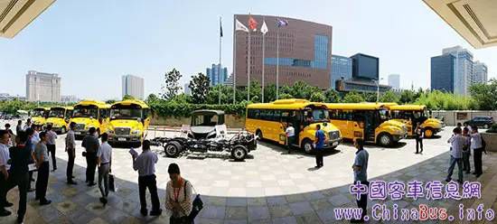 校車安全不是靠“45度角的仰望”，更需360度的行動！TA做到了