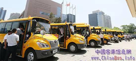 校車安全不是靠“45度角的仰望”，更需360度的行動！TA做到了