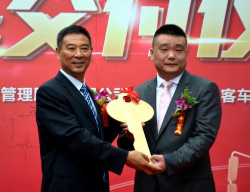 安全不放暑假　起點校車交付百輛全新校車