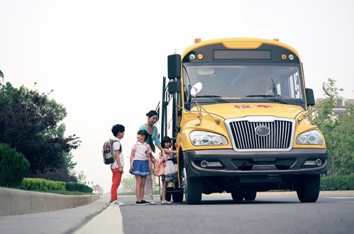 宇通校車像“大黃蜂”一樣 英勇無畏守護孩子們安全