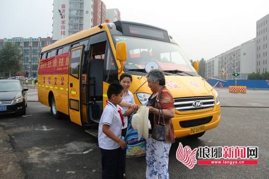 山東臨沂城區校車上緊安全鎖高科技武裝校車