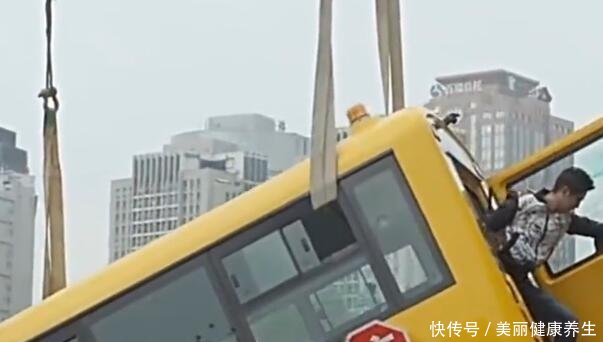 中國制造厲害了！國產校車暴力碰撞實驗，家長看完放心了