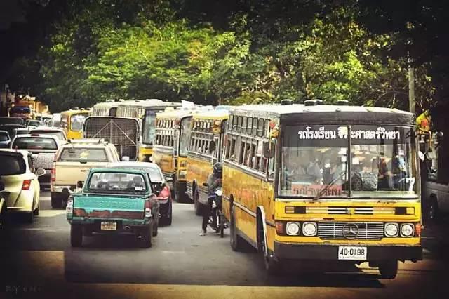 世界校車大PK，日本校車讓孩子搶著上學，俄羅斯校車讓孩子害怕