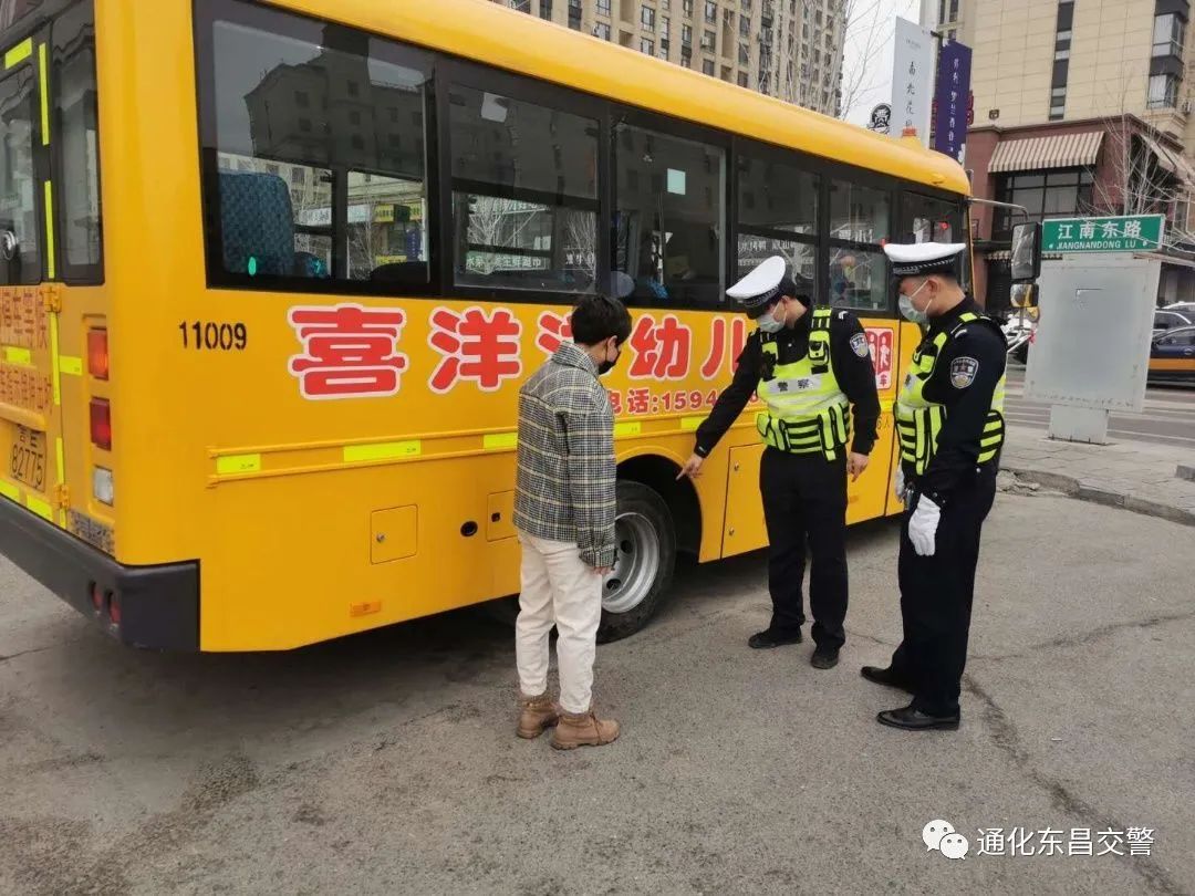 馬上要開學(xué)了，吉林省交警忙著走進(jìn)校園排查校車安全隱患，檢查校園道路周邊交通安全環(huán)境