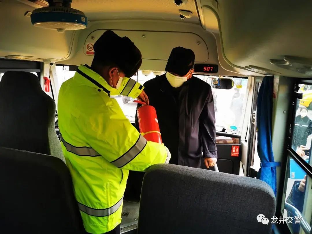 馬上要開學(xué)了，吉林省交警忙著走進(jìn)校園排查校車安全隱患，檢查校園道路周邊交通安全環(huán)境