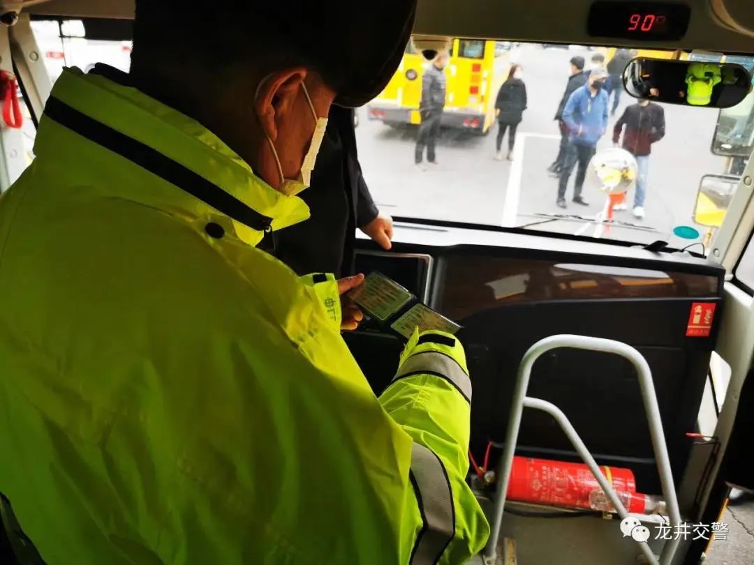 馬上要開學(xué)了，吉林省交警忙著走進(jìn)校園排查校車安全隱患，檢查校園道路周邊交通安全環(huán)境