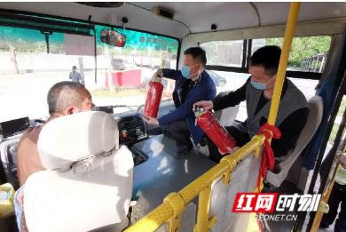 江永：開展校車消毒與安全檢查
