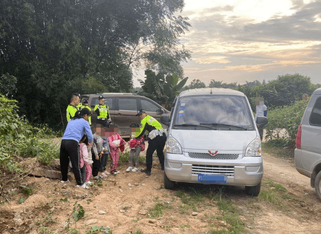 廣西：梧州這輛 “黑校車” 讓人嚇一跳！如此超載，實在危險
