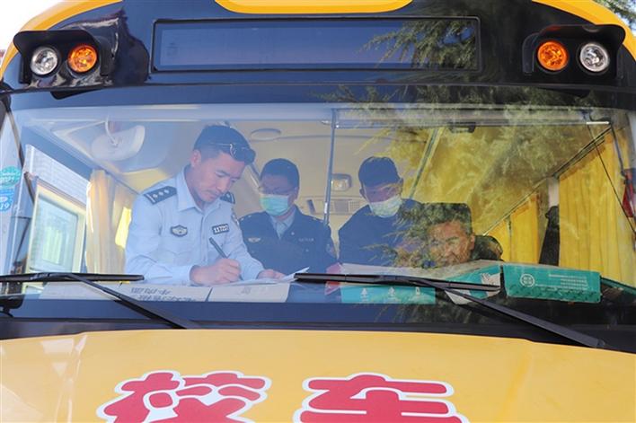 為校車“體檢”——拉薩交警在行動