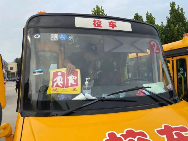 「筑平安勇?lián)?dāng)、護(hù)發(fā)展做貢獻(xiàn)」大廠交警為15家學(xué)校 35輛校車發(fā)放校車標(biāo)牌