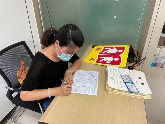 「筑平安勇?lián)?dāng)、護(hù)發(fā)展做貢獻(xiàn)」大廠交警為15家學(xué)校 35輛校車發(fā)放校車標(biāo)牌