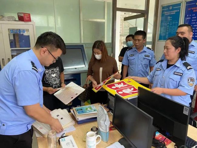 「筑平安勇?lián)?dāng)、護(hù)發(fā)展做貢獻(xiàn)」大廠交警為15家學(xué)校 35輛校車發(fā)放校車標(biāo)牌