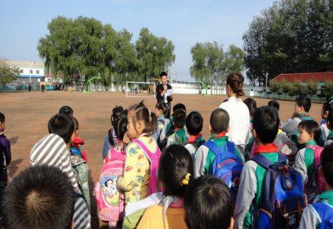 保障校車安全尊重孩子生命！昌圖縣十八家子鎮中心小學舉行校車安全逃生演練活動