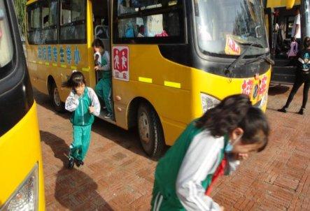 保障校車安全尊重孩子生命！昌圖縣十八家子鎮中心小學舉行校車安全逃生演練活動
