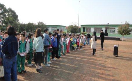 保障校車安全尊重孩子生命！昌圖縣十八家子鎮中心小學舉行校車安全逃生演練活動