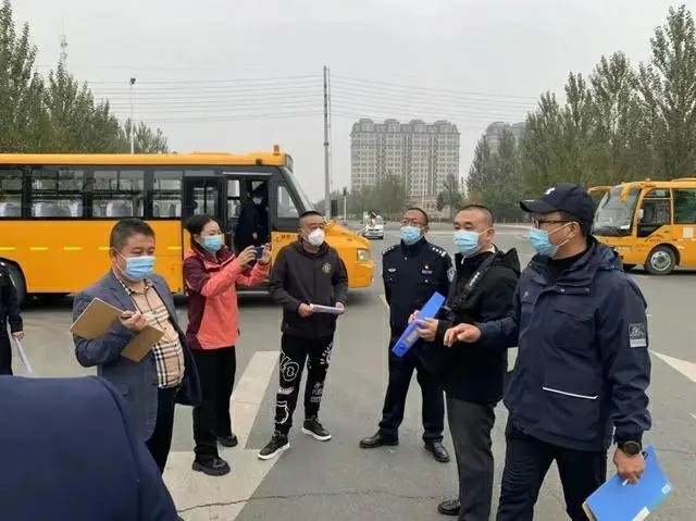 護航上學路 加好安全鎖雙城分局對全區校車進行集中“體檢”