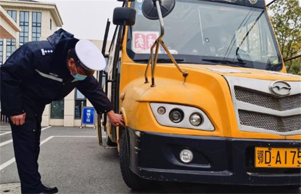 筑牢平安上學路！荊州交警開展校車“大體檢”