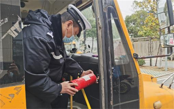 筑牢平安上學路！荊州交警開展校車“大體檢”