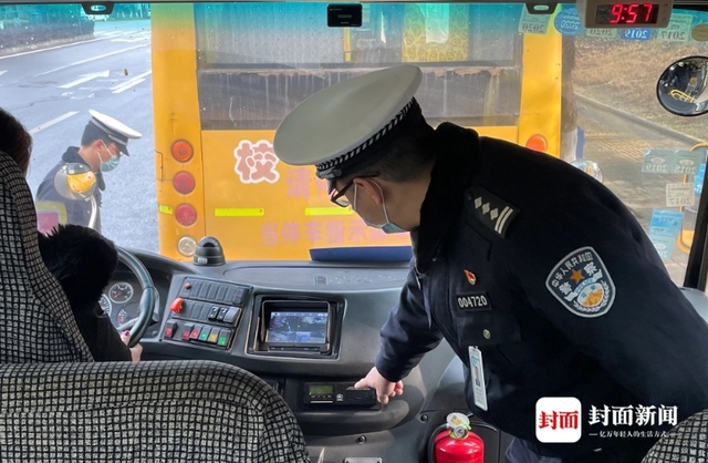 檢查校車安全、上開學(xué)前安全課 成都交警護(hù)航平安上學(xué)路